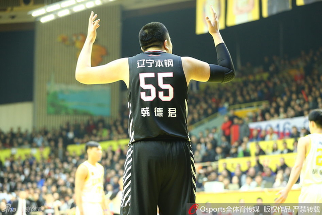 韩德君高举双手