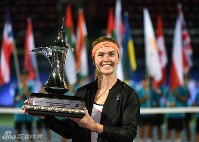 斯维托丽娜捧杯