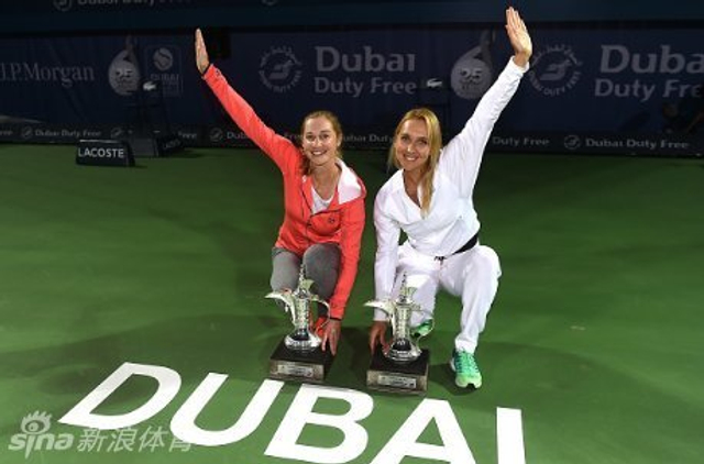 女双冠军马卡洛娃和维斯妮娜