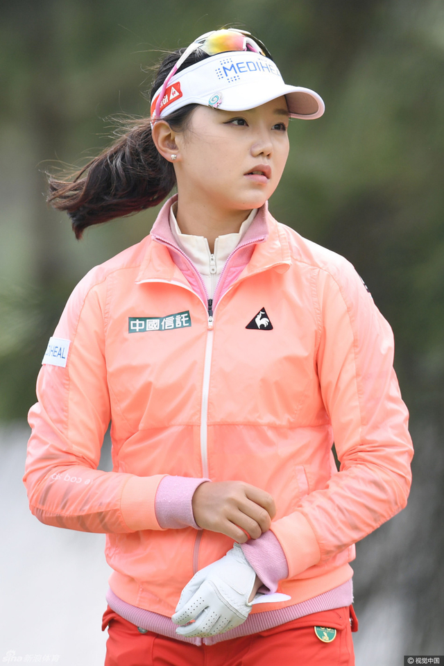 石昱婷亭亭玉立