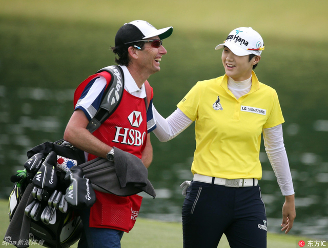 朴成炫与球童开心交流