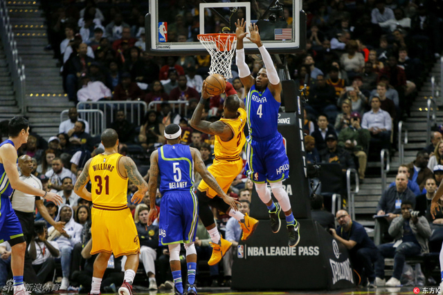 詹姆斯上篮受阻