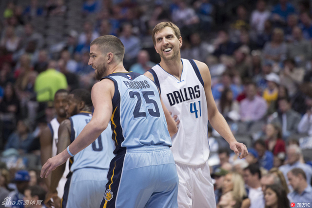 诺维茨基与帕森斯寒暄