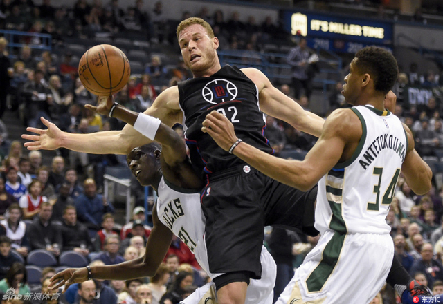 字母哥与队友包夹格里芬