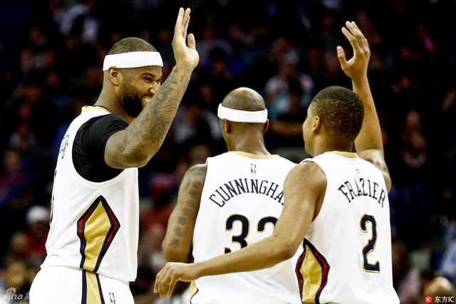 考辛斯与队友庆祝