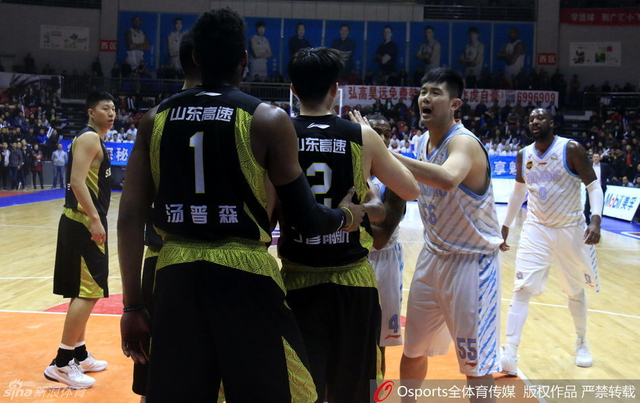 丁彦雨航与对手发生冲突