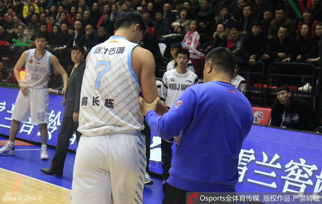 俞长栋受伤离场