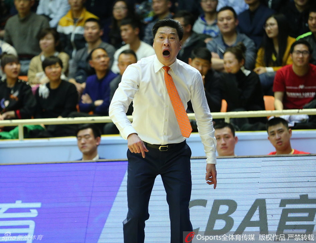 李春江急的把外套都脱了