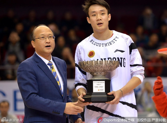 丁彦雨航赛前领取MVP奖杯
