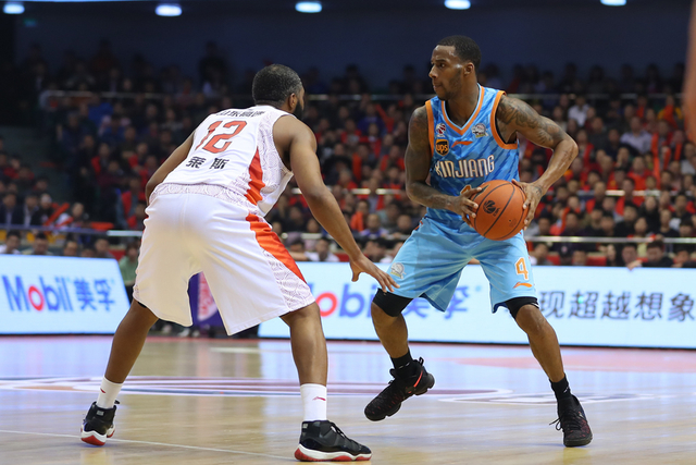 亚当斯准备突破