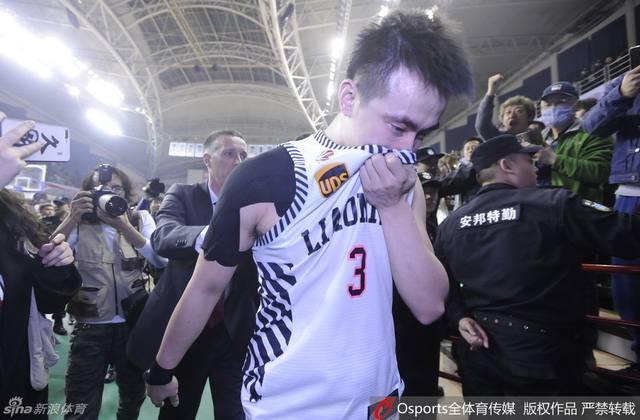 赵继伟掩面痛哭