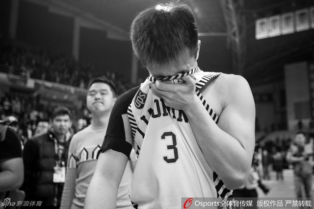 赵继伟掩面痛哭