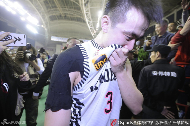 赵继伟掩面痛哭