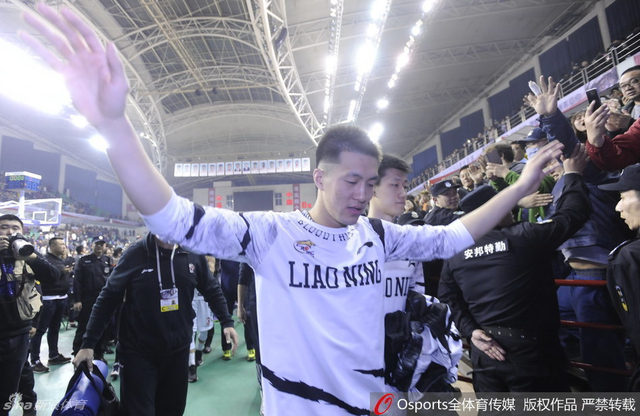 郭艾伦表情难过