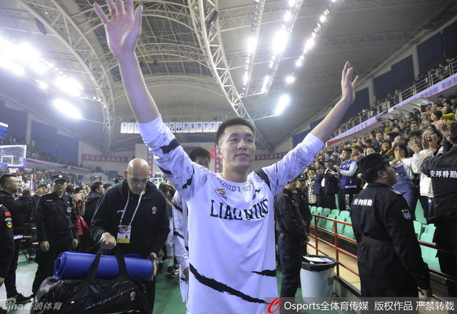 郭艾伦向球迷致意