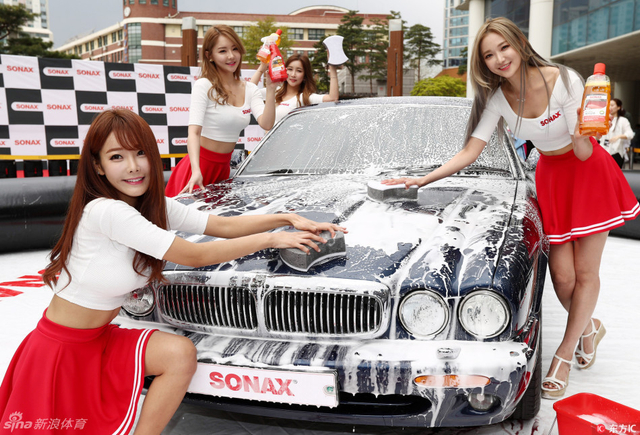 赛车宝贝化身洗车工身材妖娆