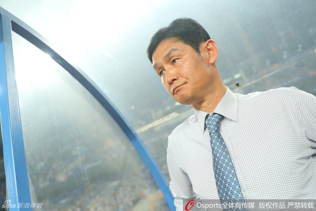 崔龙洙表情严肃