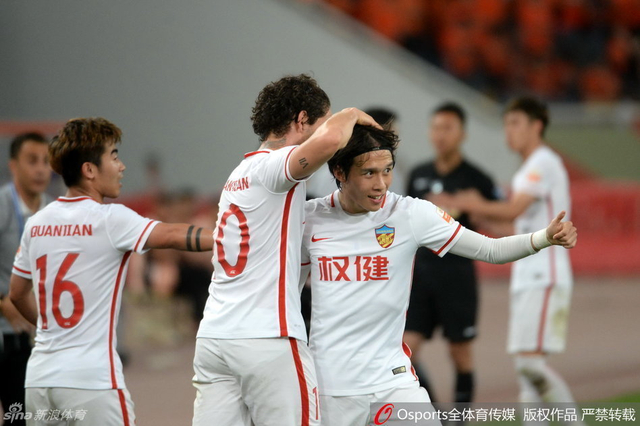 进球功臣张修维与队友庆祝