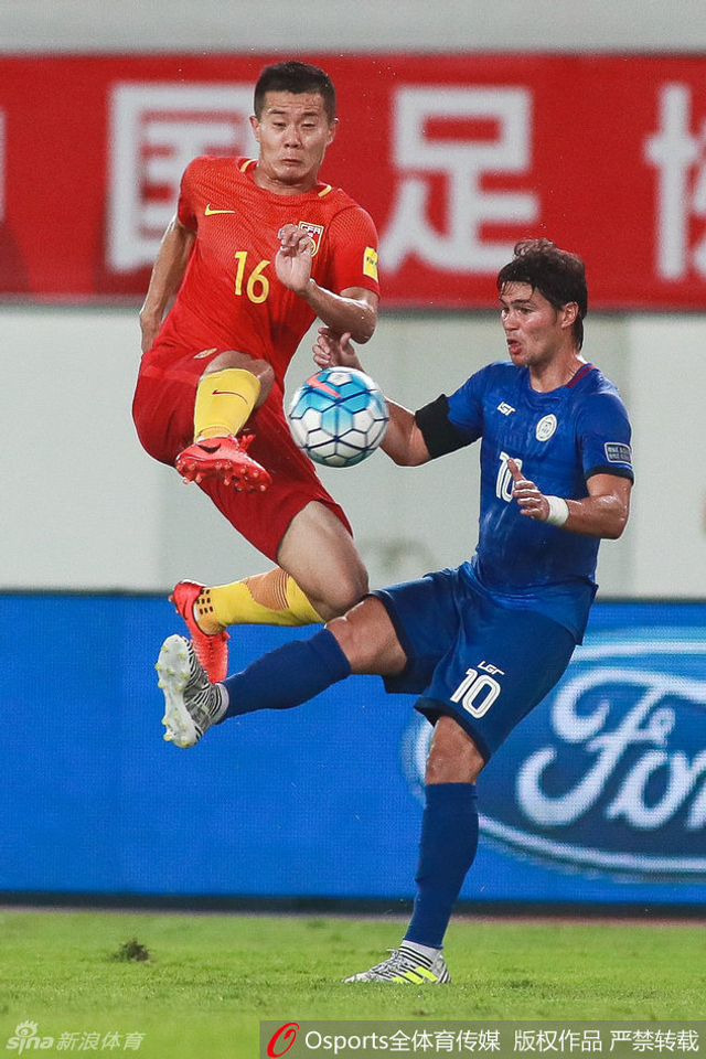 黄博文与对手拼抢