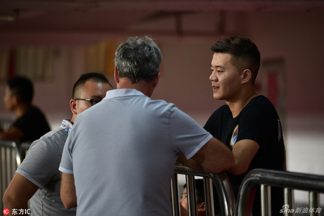 黄博文到场观战