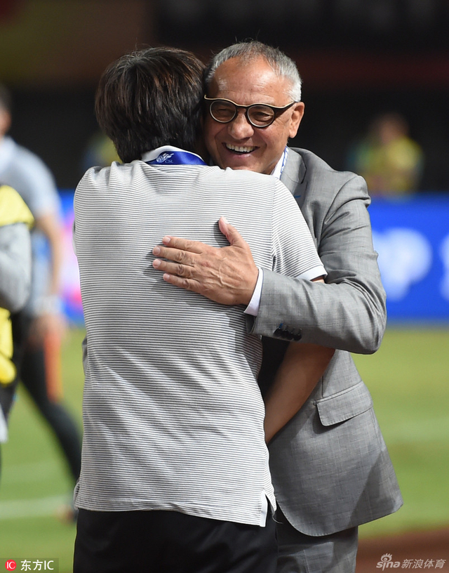 马加特拥抱马宝刚