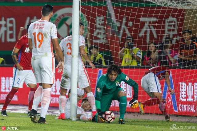 王大雷球门被洞穿