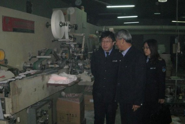 曝光黑心卫生巾制作过程