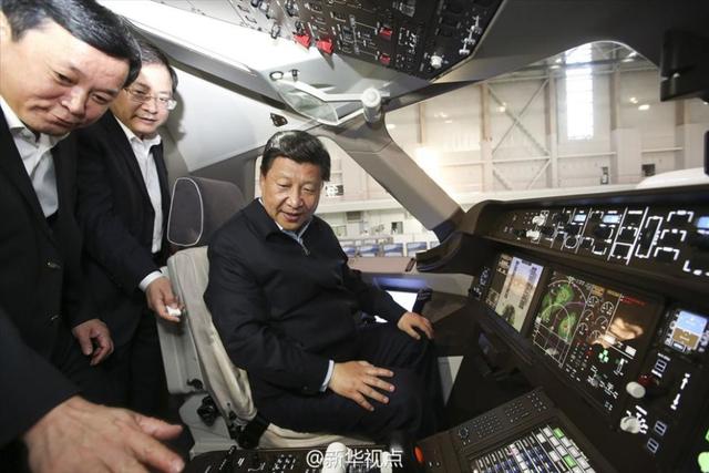 习近平体验C919客机样机