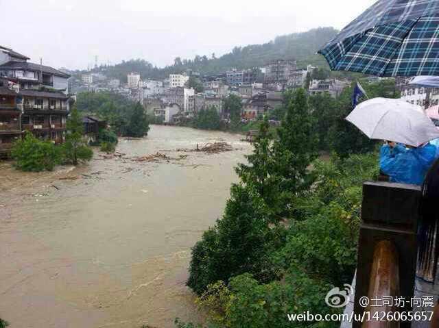 凤凰古城遭遇暴雨袭击 风雨桥被洪水冲垮