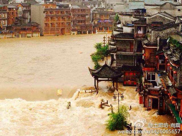 凤凰古城遭遇暴雨袭击 风雨桥被洪水冲垮