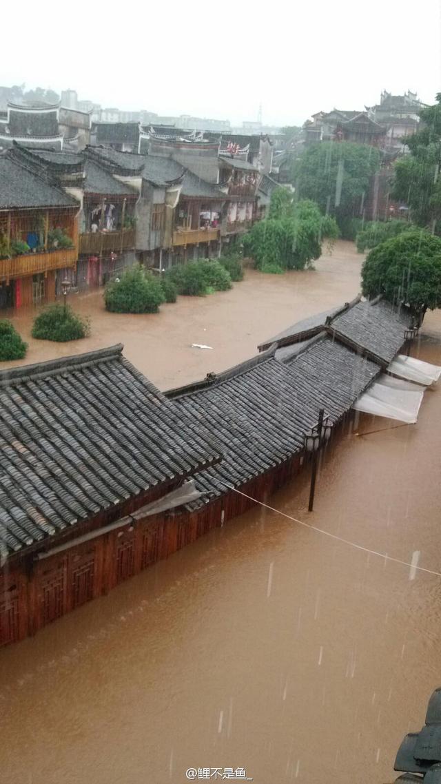 凤凰古城遭遇暴雨袭击 风雨桥被洪水冲垮