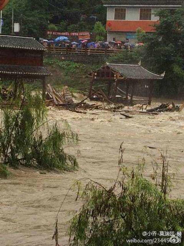 凤凰古城遭遇暴雨袭击 风雨桥被洪水冲垮