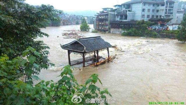 凤凰古城遭遇暴雨袭击 风雨桥被洪水冲垮