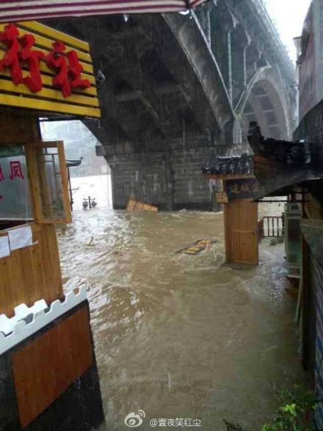 凤凰古城遭遇暴雨袭击 风雨桥被洪水冲垮