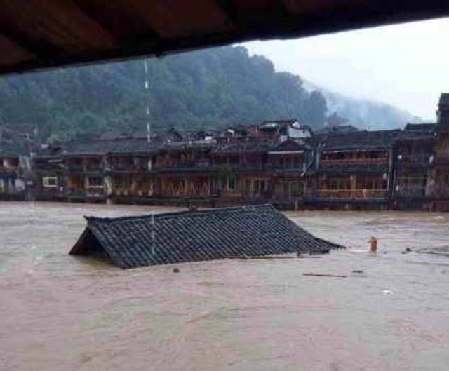 凤凰古城遭遇暴雨袭击 风雨桥被洪水冲垮