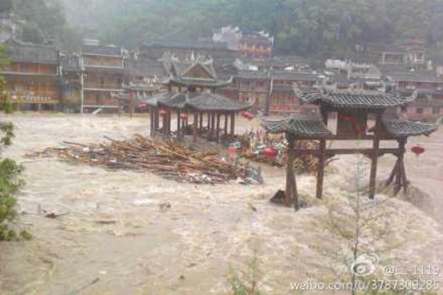 凤凰古城遭遇暴雨袭击 风雨桥被洪水冲垮