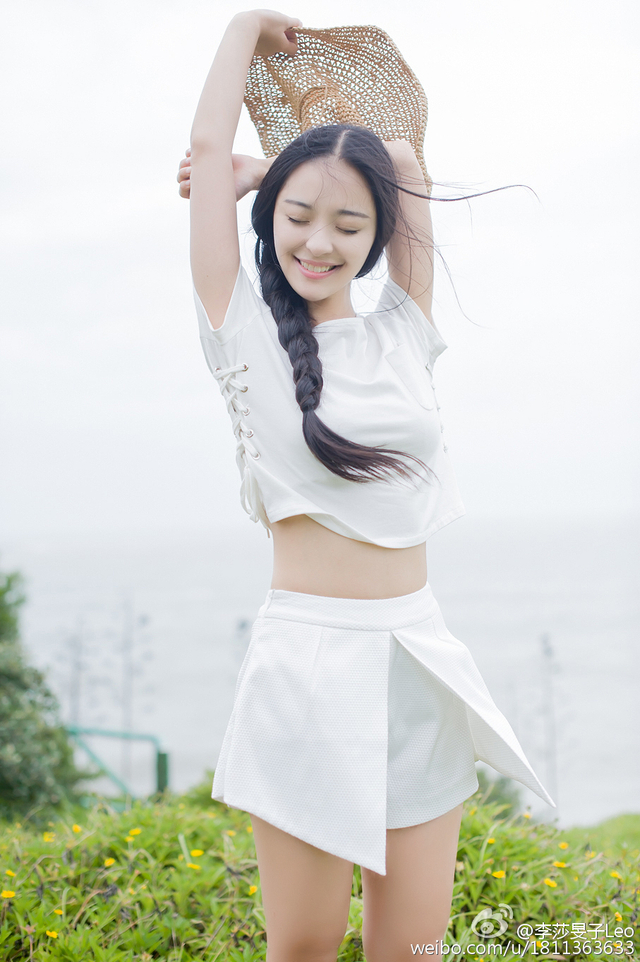 武大校花李莎旻子晒新照 长发及腰露出美腿