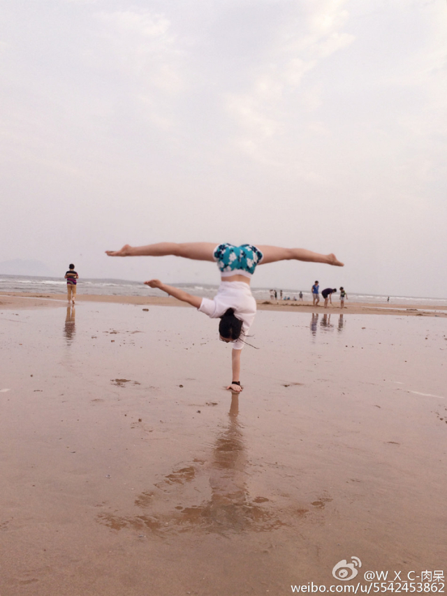 60/74           美女网友纷纷大秀一字马.