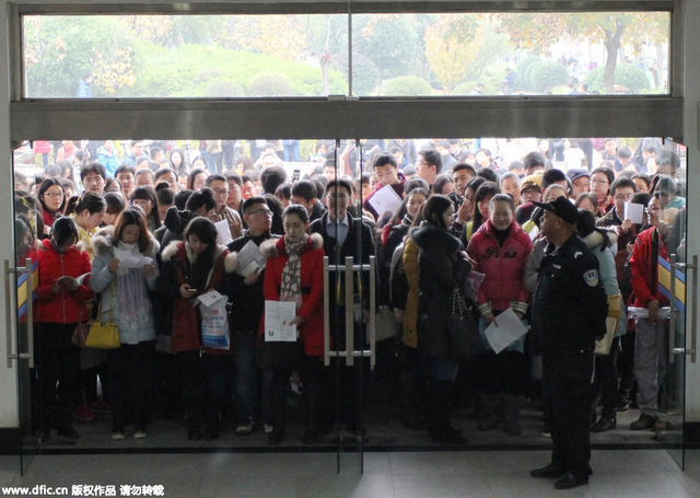 公务员笔试科目开考 140万人争2.7万名额