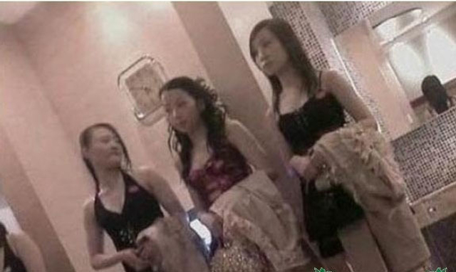 英国记者冒死偷拍“色情之都”东莞的地下妓院