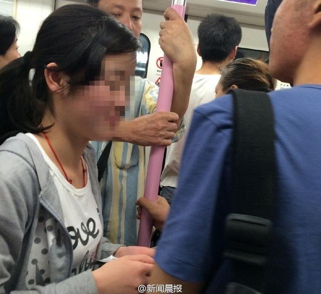 地铁女乞丐：不给钱就对男乘客摸胸搂腰