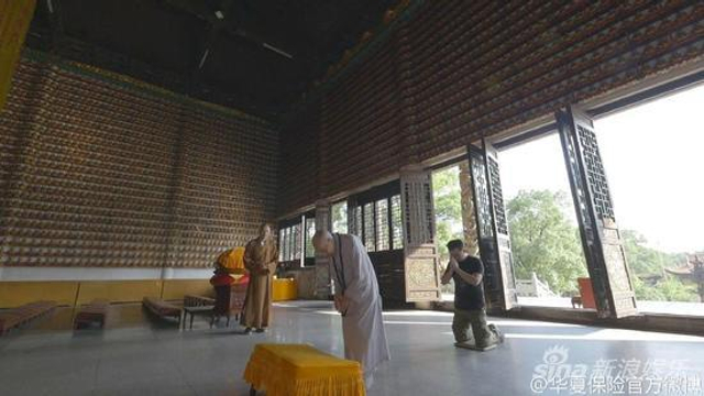 黄海波现身寺庙