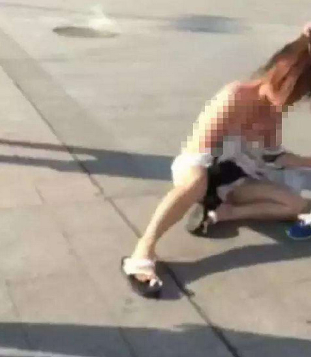 原配街头暴打小三 场面相当激烈