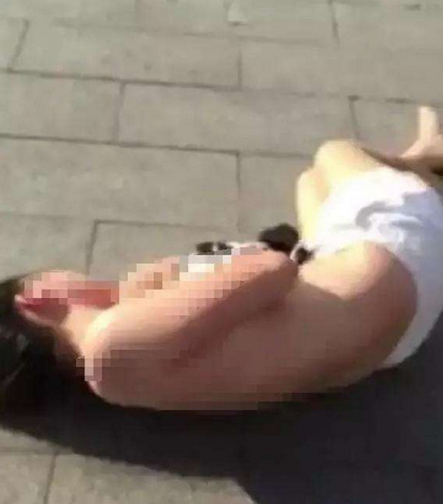 原配街头暴打小三 场面相当激烈