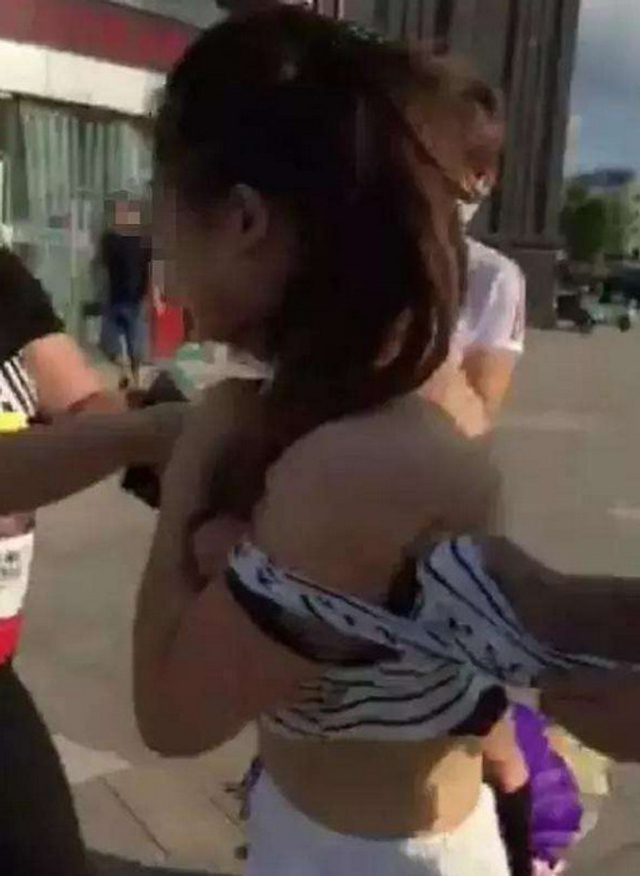 原配街头暴打小三 场面相当激烈