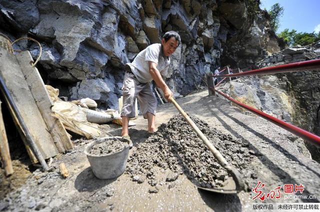 10/10 经过多方筹措资金，历经40天的紧张施工，工人们在悬崖绝壁上开凿出