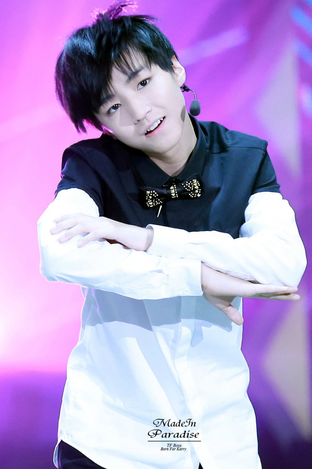TFBOYS录快乐大本营 近千粉丝集结场面壮观