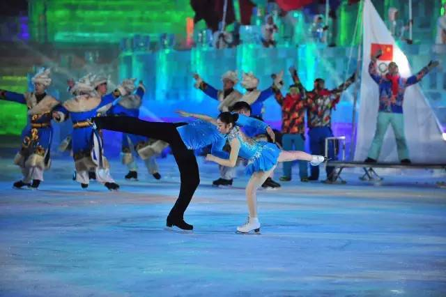 冰上舞韵，哈体院学子踩高跷冰鞋演绎冰雪传奇