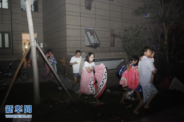 天津滨海新区爆炸现场大火彻夜未灭
