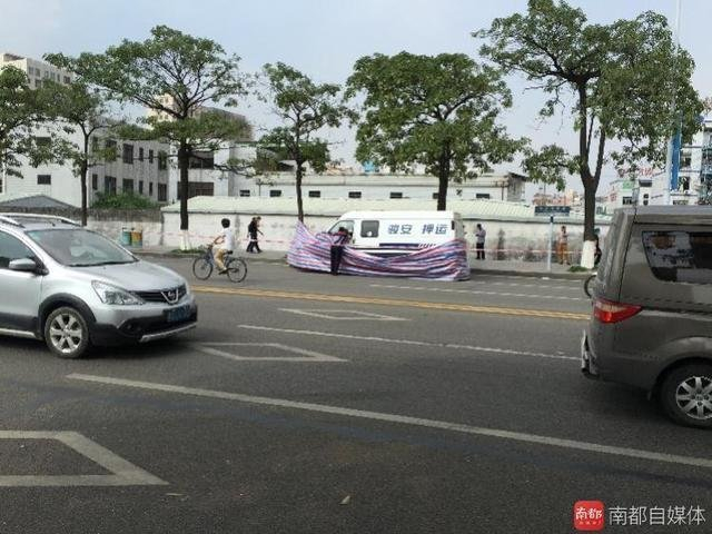 男子追砸运钞车被击毙 为何砸车